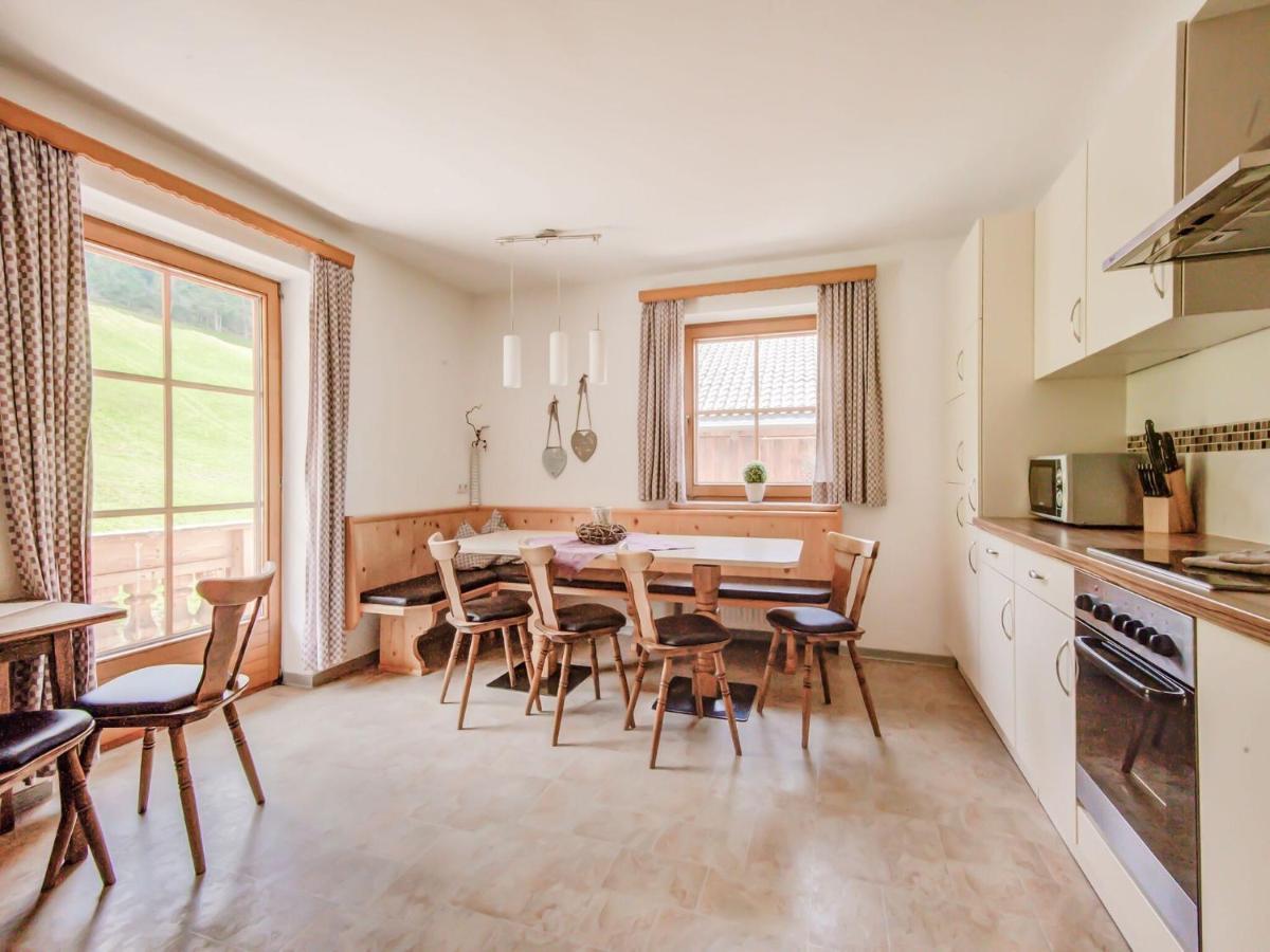 Attractive Apartment In Hainzenberg With Ski Room Екстер'єр фото