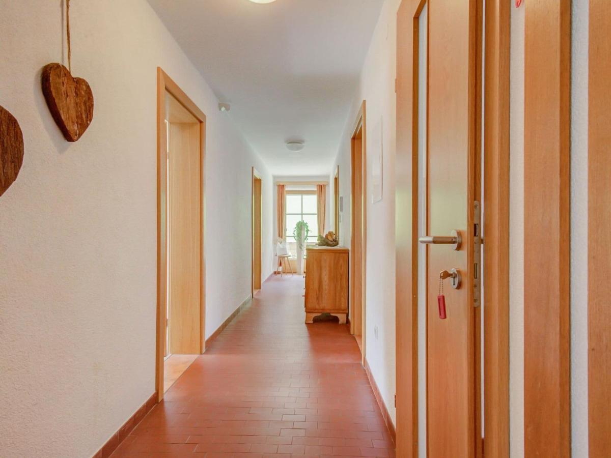 Attractive Apartment In Hainzenberg With Ski Room Екстер'єр фото