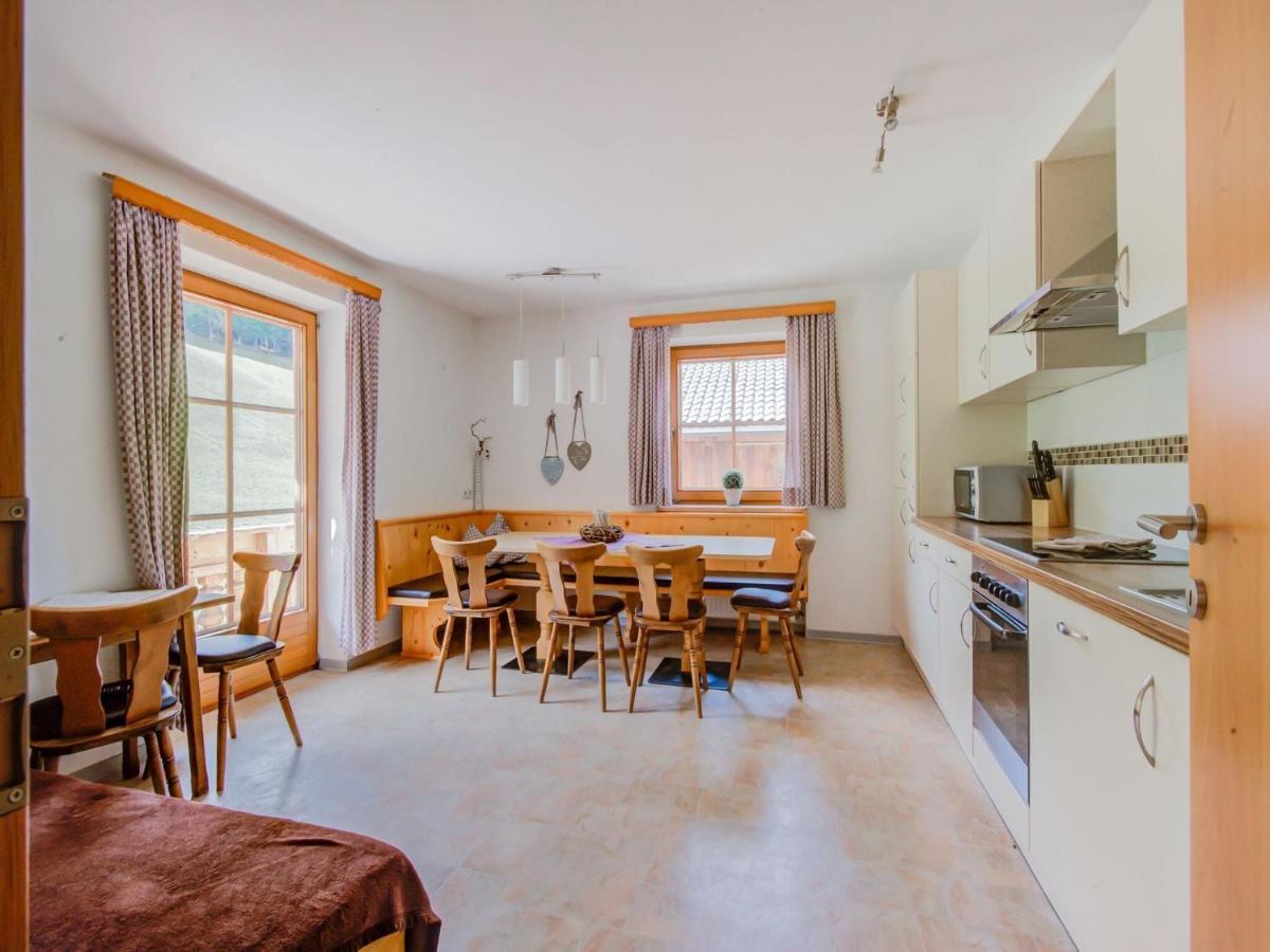 Attractive Apartment In Hainzenberg With Ski Room Екстер'єр фото