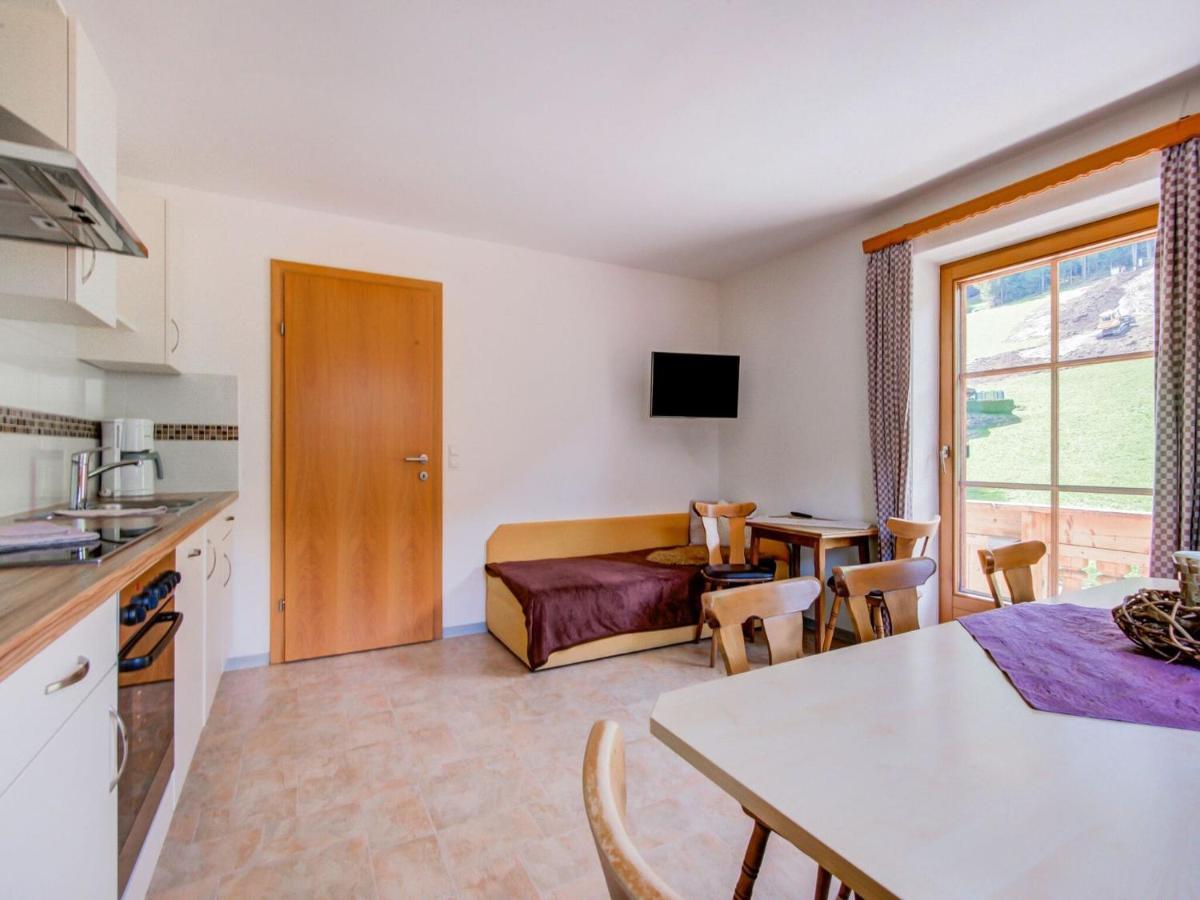 Attractive Apartment In Hainzenberg With Ski Room Екстер'єр фото