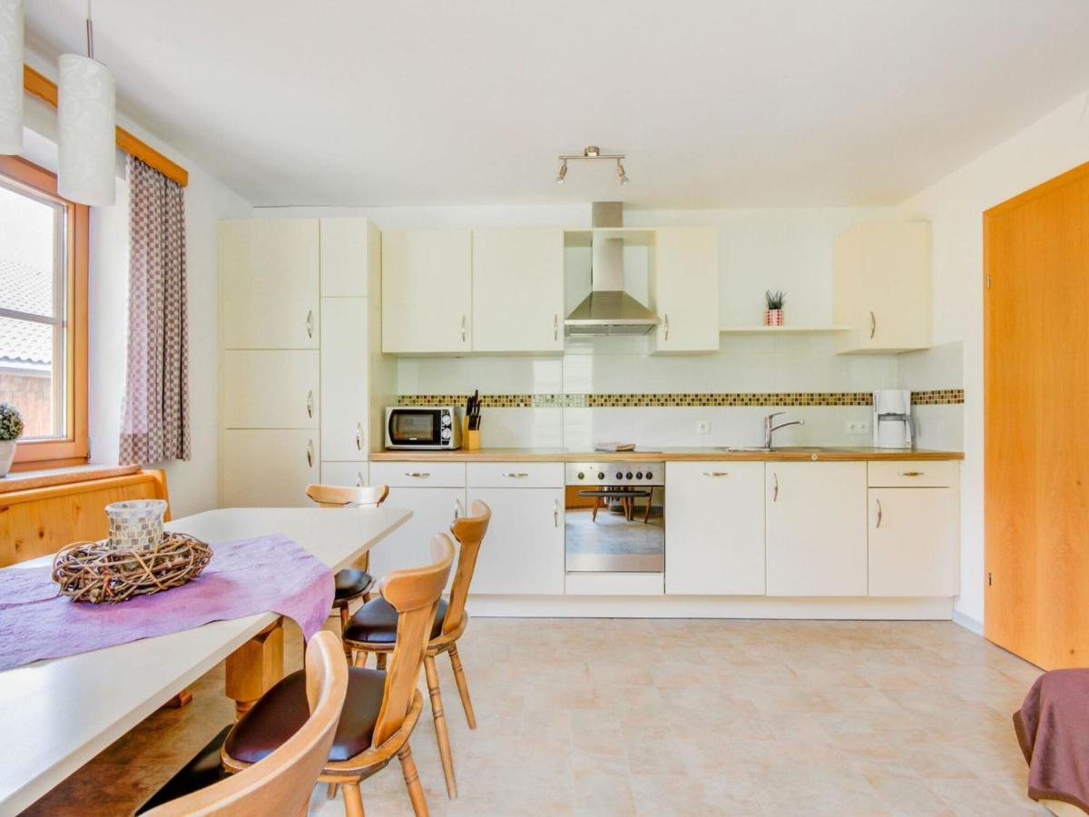 Attractive Apartment In Hainzenberg With Ski Room Екстер'єр фото