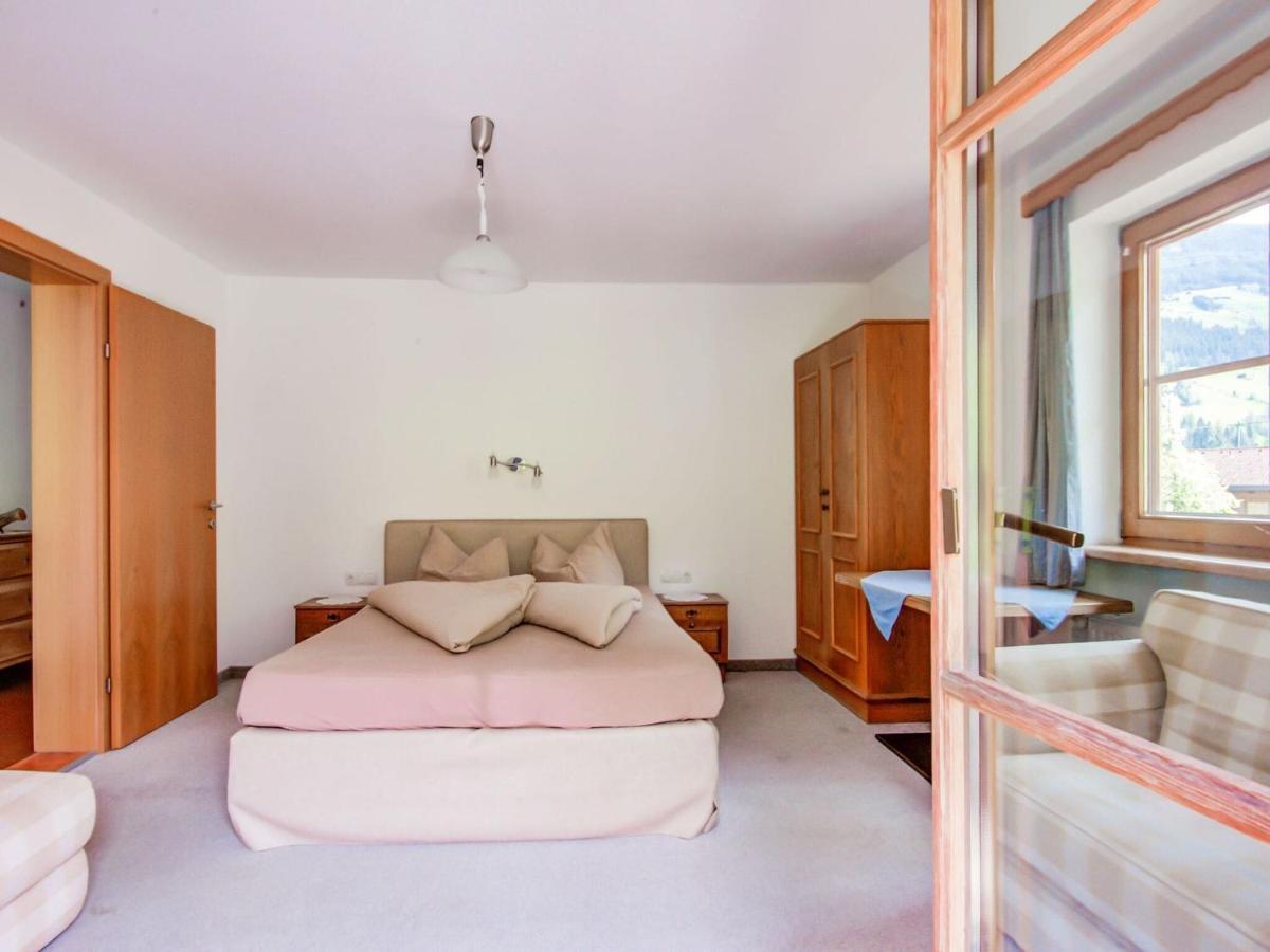 Attractive Apartment In Hainzenberg With Ski Room Екстер'єр фото