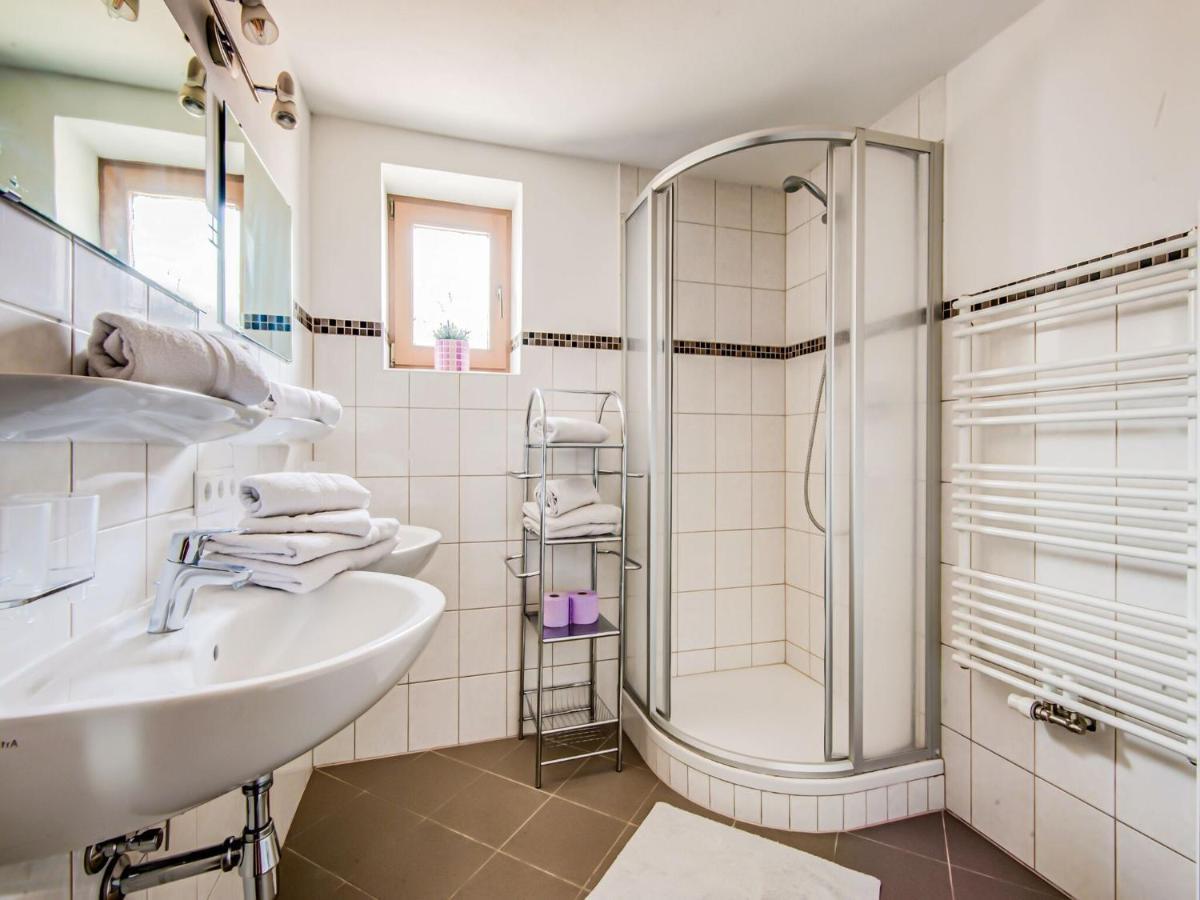 Attractive Apartment In Hainzenberg With Ski Room Екстер'єр фото
