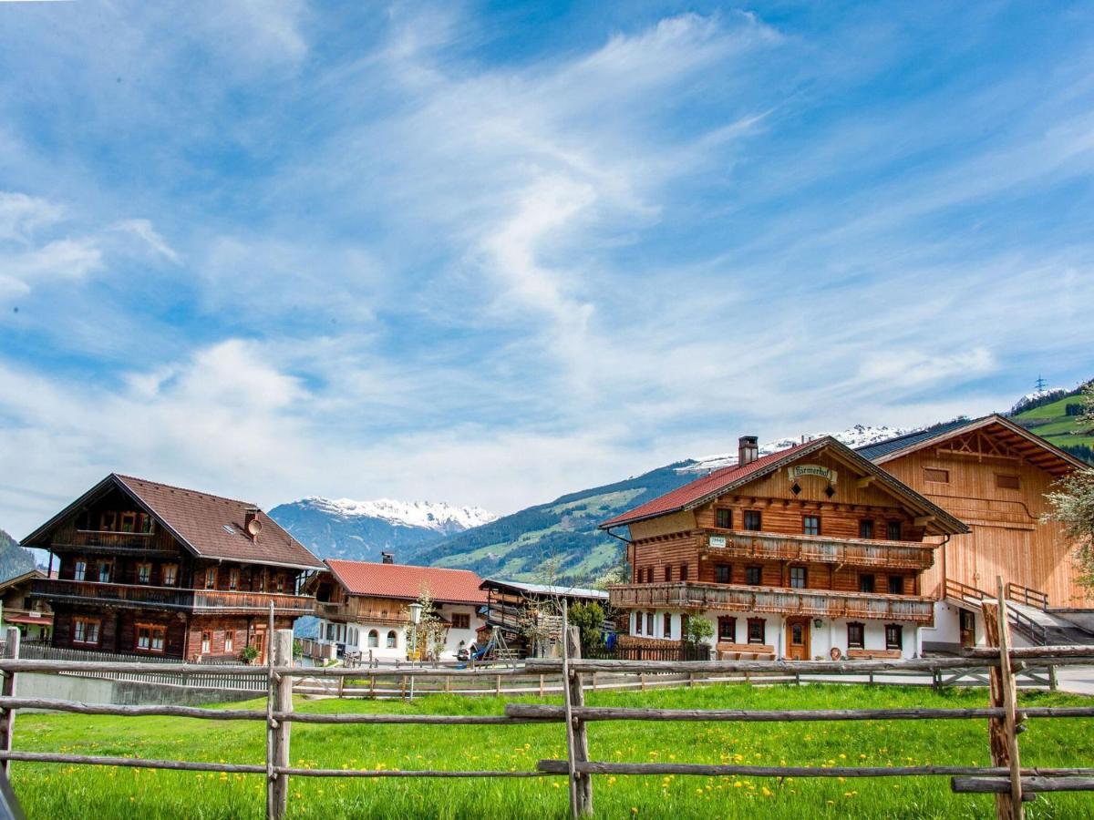 Attractive Apartment In Hainzenberg With Ski Room Екстер'єр фото