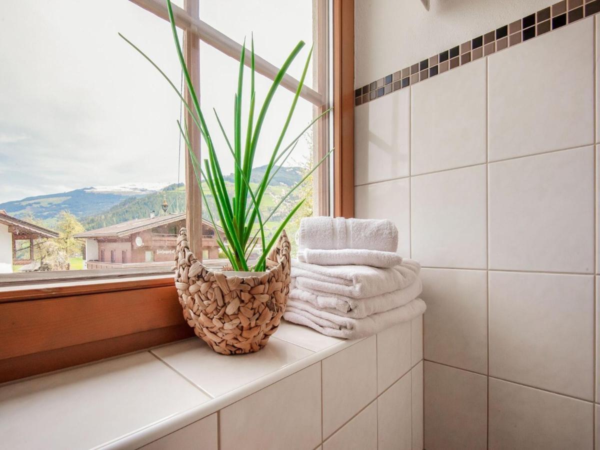 Attractive Apartment In Hainzenberg With Ski Room Екстер'єр фото